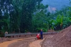Mưa lũ làm sạt lở đường tại huyện Mường Lát. (Ảnh: TTXVN)