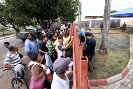 Người di cư Venezuela xếp hàng bên ngoài trại tị nạn của Cao ủy Liên hợp quốc về người tị nạn (UNHCR) ở Boa Vista, bang Roraima, phía bắc Brazil. (Ảnh: AFP/TTXVN)
