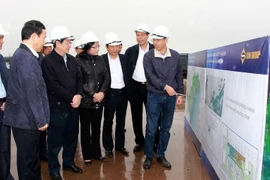 Đoàn thẩm định đề án 'đặc khu' khảo sát thực tế tại Vân Đồn. (Ảnh: Văn Đức/TTXVN)