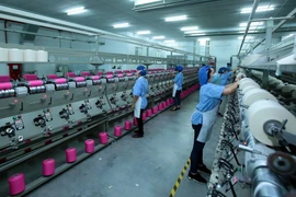 Dây chuyền sản xuất sợi tại Công ty trách nhiệm hữu hạn Dệt nhuộm Jasan Việt Nam vốn đầu tư của Trung Quốc tại khu công nghiệp Phố nối B, huyện Mỹ Hào, tỉnh Hưng Yên. (Ảnh: Phạm Kiên/TTXVN)