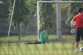 Thủ môn Bùi Tiến Dũng đang tập luyện. (Ảnh: Chiến Trần/Vietnam+)