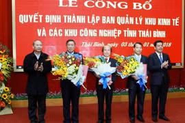 Lãnh đạo tỉnh Thái Bình trao quyết định cho Trưởng ban và các Phó Trưởng ban Quản lý khu kinh tế và các khu công nghiệp tỉnh Thái Bình. (Ảnh: Thế Duyệt/TTXVN)