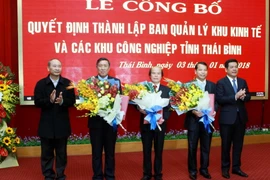 Lãnh đạo tỉnh Thái Bình trao quyết định cho Trưởng ban và các Phó Trưởng ban Quản lý khu kinh tế và các khu công nghiệp tỉnh Thái Bình. (Ảnh: Thế Duyệt/TTXVN)
