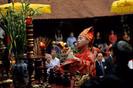 Các nghi thức tế lễ tại Đền thờ Đức Quốc Tổ Lạc Long Quân. (Ảnh: Thanh Tùng/TTXVN)