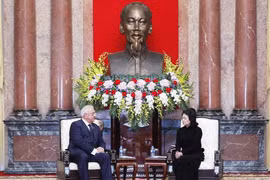 Quyền Chủ tịch nước Đặng Thị Ngọc Thịnh tiếp Chủ tịch Thượng viện Cộng hòa Belarus Mikhail Myasnikovich. (Ảnh: Lâm Khánh/TTXVN)