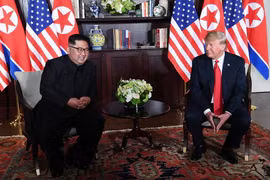 Tổng thống Mỹ Donald Trump (phải) và nhà lãnh đạo Triều Tiên Kim Jong-un tại Hội nghị thượng đỉnh Mỹ- Triều ở Singapore ngày 12/6. (Nguồn: TTXVN)