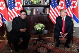 Tổng thống Mỹ Donald Trump (phải) và nhà lãnh đạo Triều Tiên Kim Jong-un tại Hội nghị thượng đỉnh Mỹ- Triều ở Singapore ngày 12/6. (Nguồn: TTXVN)