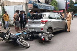 Công an quận 8 điều tra vụ tai nạn tại hiện trường. (Ảnh: Mạnh Linh/TTXVN)