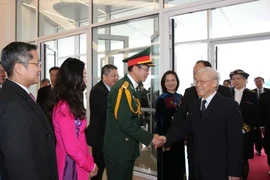 Cán bộ, nhân viên Đại sứ quán Việt Nam và đại diện cộng đồng đón Tổng Bí thư Nguyễn Phú Trọng tại sân bay quân sự Orly ở thủ đô Paris. (Ảnh: Trí Dũng/TTXVN)