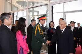 Cán bộ, nhân viên Đại sứ quán Việt Nam và đại diện cộng đồng đón Tổng Bí thư Nguyễn Phú Trọng tại sân bay quân sự Orly ở thủ đô Paris. (Ảnh: Trí Dũng/TTXVN)