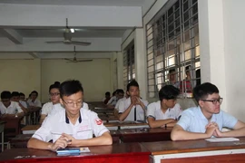Thí sinh dự thi tại điểm thi Đại học Khoa học tự nhiên-Đại học Quốc gia Thành phố Hồ Chí Minh. (Ảnh: TTXVN phát)