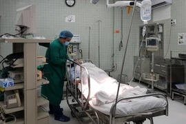 Nạn nhân vụ cháy được cấp cứu và điều trị tại Bệnh viện Chợ Rẫy. (Ảnh: Phương Vy/TTXVN)