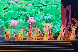 Màn nghệ thuật 'Dâng Người câu hát quê hương' tại Lễ hội Làng Sen 2018. (Ảnh: Bích Huệ/TTXVN)
