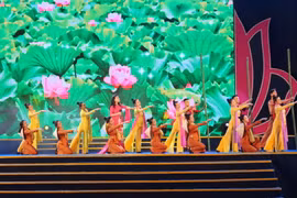 Màn nghệ thuật 'Dâng Người câu hát quê hương' tại Lễ hội Làng Sen 2018. (Ảnh: Bích Huệ/TTXVN)