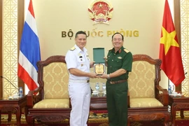 Thượng tướng Phạm Ngọc Minh tặng quà cho Cục trưởng Cục Thủy đạc Hải quân Hoàng gia Thái Lan Winai Maneeprag. (Ảnh: Hồng Pha/TTXVN)