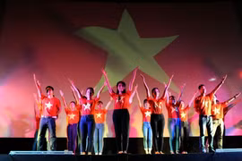Tiết mục múa hát Việt Nam ơi! kết thúc chương trình Gala sinh viên. (Ảnh: Lê Hà/TTXVN)