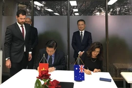 Chủ tịch Liên đoàn Luật sư Việt Nam Đỗ Ngọc Thịnh và bà Delcy Lagones de Anglim, Chủ tịch Hội đồng Quản trị Trung tâm Giải quyết tranh chấp tại Australia ký MOU. (Ảnh: Khánh Linh/Vietnam+)