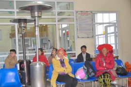 Máy sưởi công suất lớn được trang bị ở phòng đăng ký khám chữa bệnh. (Ảnh: Hồng Ninh/TTXVN)