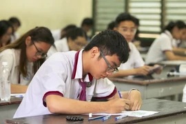 Các thí sinh bước vào môn thi đầu tiên Trung học phổ thông quốc gia 2018 tại Hội đồng thi Trường Trung học phổ thông Trưng Vương (quận 1). (Ảnh: Quang Nhựt/TTXVN)
