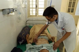 Điều trị cho một bệnh nhân mắc cúm A/H1N1. (Nguồn: TTXVN)