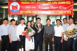 Nguyễn Ngọc Long, học sinh lớp 12, Trường THPT Chuyên Lam Sơn (Thanh Hóa) giành huy chương Vàng Olympic Vật lý quốc tế lần thứ 49 năm 2018 bên người thân. (Ảnh: Thanh Tùng/TTXVN)