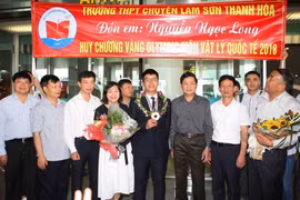 Nguyễn Ngọc Long, học sinh lớp 12, Trường THPT Chuyên Lam Sơn (Thanh Hóa) giành huy chương Vàng Olympic Vật lý quốc tế lần thứ 49 năm 2018 bên người thân. (Ảnh: Thanh Tùng/TTXVN)