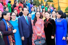 Chủ tịch nước Trần Đại Quang với các nữ đại biểu Quốc hội tại buổi gặp mặt. (Ảnh: Nhan Sáng/TTXVN)