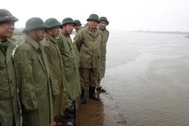 Bộ trưởng Bộ Nông nghiệp và Phát triển Nông thôn Nguyễn Xuân Cường kiểm tra công tác phòng chống bão số 4 tại cống Trà Linh, huyện Thái Thụy, tỉnh Thái Bình. (Ảnh: Thế Duyệt/TTXVN)