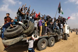 Người dân Palestine tham gia biểu tình ở phía Đông Dải Gaza ngày 27/4. (Nguồn: AFP/TTXVN)