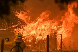 Lửa bốc dữ dội tại một căn nhà khi cháy rừng lan tới quần thể Mendocino ở Lakeport, California ngày 30/7. (Ảnh: AFP/TTXVN)