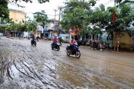 Nhiều đoạn đường ở Sơn La ngập bùn sau khi nước rút. (Ảnh: Diệp Anh/TTXVN)