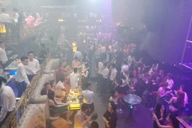 Công an kiểm tra quán bar. (Ảnh: Thành Chung/TTXVN)