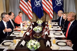 Tổng thống Mỹ Donald Trump (phải) và Tổng thư ký NATO Jens Stoltenberg trong cuộc gặp trước thềm hội nghị thượng đỉnh NATO ở Brussels, Bỉ ngày 11/7. (Ảnh: AFP/TTXVN)
