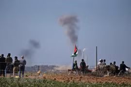Khói bốc lên sau các cuộc không kích Israel vào các mục tiêu của Hamas ở Beit Lahia gần khu vực biên giới giữa Israel và Dải Gaza ngày 14/5. (Nguồn: AFP/TTXVN)