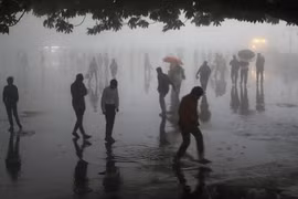 Mưa lớn tại bang Himachal Pradesh ngày 2/5. (Nguồn: AFP/TTXVN)