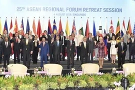 Đại diện các nước tham dự Diễn đàn Khu vực ASEAN (ARF) lần thứ 25 ở Singapore ngày 4/8. (Ảnh: Kyodo/TTXVN)