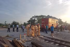Đại diện Bộ Y tế thăm hỏi các nạn nhân vụ lật tàu ở Thanh Hóa