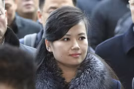 Cô Hyon Song Wol hiện hiện trên chuyến tàu cao tốc ở nhà ga Seoul. (Ảnh: AP) 