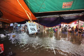 Rất nhiều tiểu thương tại đây lắc đầu ngán ngẩm vì cứ hễ mưa lớn là nơi đây lại thành biển nước. (Ảnh: Minh Sơn/Vietnam+)