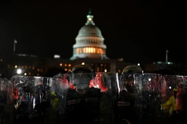 An ninh Mỹ tiến hành bảo vệ tòa nhà Quốc hội.( Nguồn Fox News)