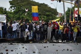 An ninh Colombia hứng mưa gạch đá trong các cuộc biểu tình chết chóc