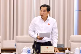 Chủ nhiệm Ủy ban Tài chính, Ngân sách của Quốc hội Lê Quang Mạnh trình bày tóm tắt báo cáo. (Ảnh: Doãn Tấn/TTXVN)