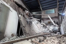 Hiện trường xảy ra sự cố sập sàn tòa nhà ở trung tâm Thành phố Hồ Chí Minh. (Ảnh: TTXVN phát)
