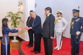 Đại sứ Trịnh Thị Tâm trình Quốc thư. (Ảnh: TTXVN phát)