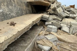 Triều cường dâng cao, sóng lớn đã cuốn trôi mái nhiều đoạn kè ven biển huyện Hoằng Hóa. (Ảnh: Việt Hoàng/TTXVN)