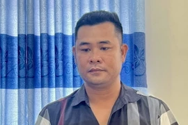 Bị can Quách Thanh Tuấn bị tạm giam để điều tra về hành vi “Tổ chức, môi giới cho người khác xuất cảnh, nhập cảnh trái phép.” (Ảnh: TTXVN phát)