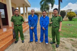 Hai đối tượng Tùng và Vĩnh khi bị bắt giữ. (Ảnh: Công an cung cấp)