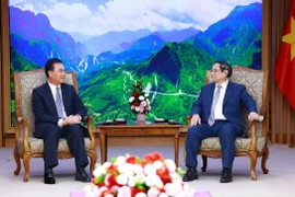 Thủ tướng Phạm Minh Chính tiếp ông Phet Phomphiphak, Bộ trưởng Bộ Kế hoạch và Đầu tư Lào, Chủ tịch Ủy ban hợp tác Lào-Việt Nam. (Ảnh: Dương Giang/TTXVN)