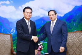Thủ tướng Phạm Minh Chính tiếp ông Phet Phomphiphak, Bộ trưởng Bộ Kế hoạch và Đầu tư Lào, Chủ tịch Ủy ban hợp tác Lào-Việt Nam. (Ảnh: Dương Giang/TTXVN)
