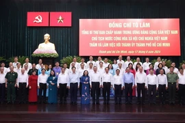 Tổng Bí thư, Chủ tịch nước Tô Lâm với các đồng chí Thành ủy Thành phố Hồ Chí Minh. (Ảnh: Lâm Khánh/TTXVN)